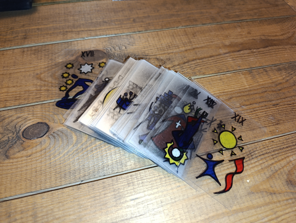 Смотрим на подколодную карту и ту, что легла поверх колоды. Они об общей атмосфере расклада. О ней чуть ниже. 