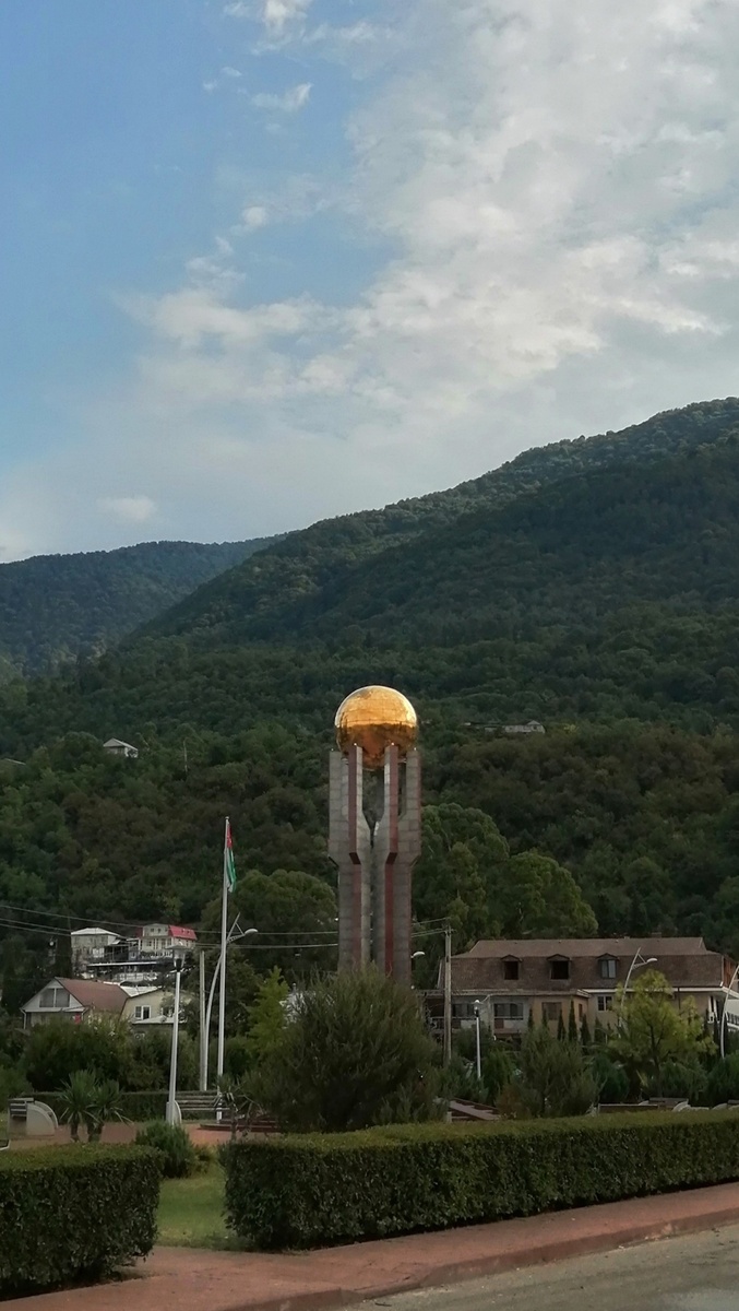 На пляж через Мемориал Славы
