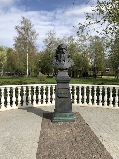 Памятник Д. И. Менделееву. Фото автора.