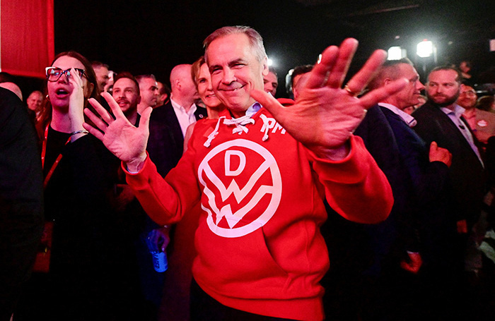    Премьер-министр Канады Марк Карни празднует победу в штабе Либеральной партии в Оттаве.Reuters/Jennifer Gauthier