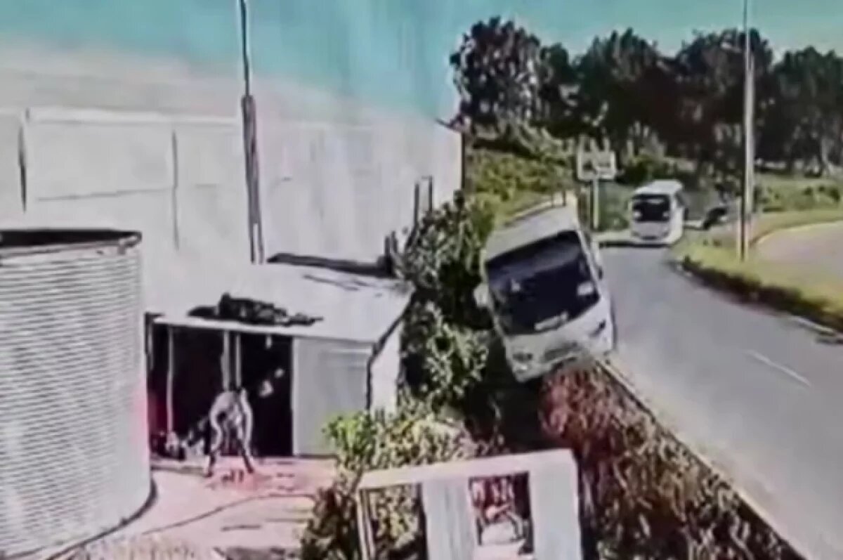    Автобус на полной скорости съехал в кювет.