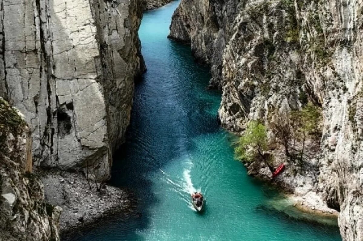    Катер врезался в скалу.