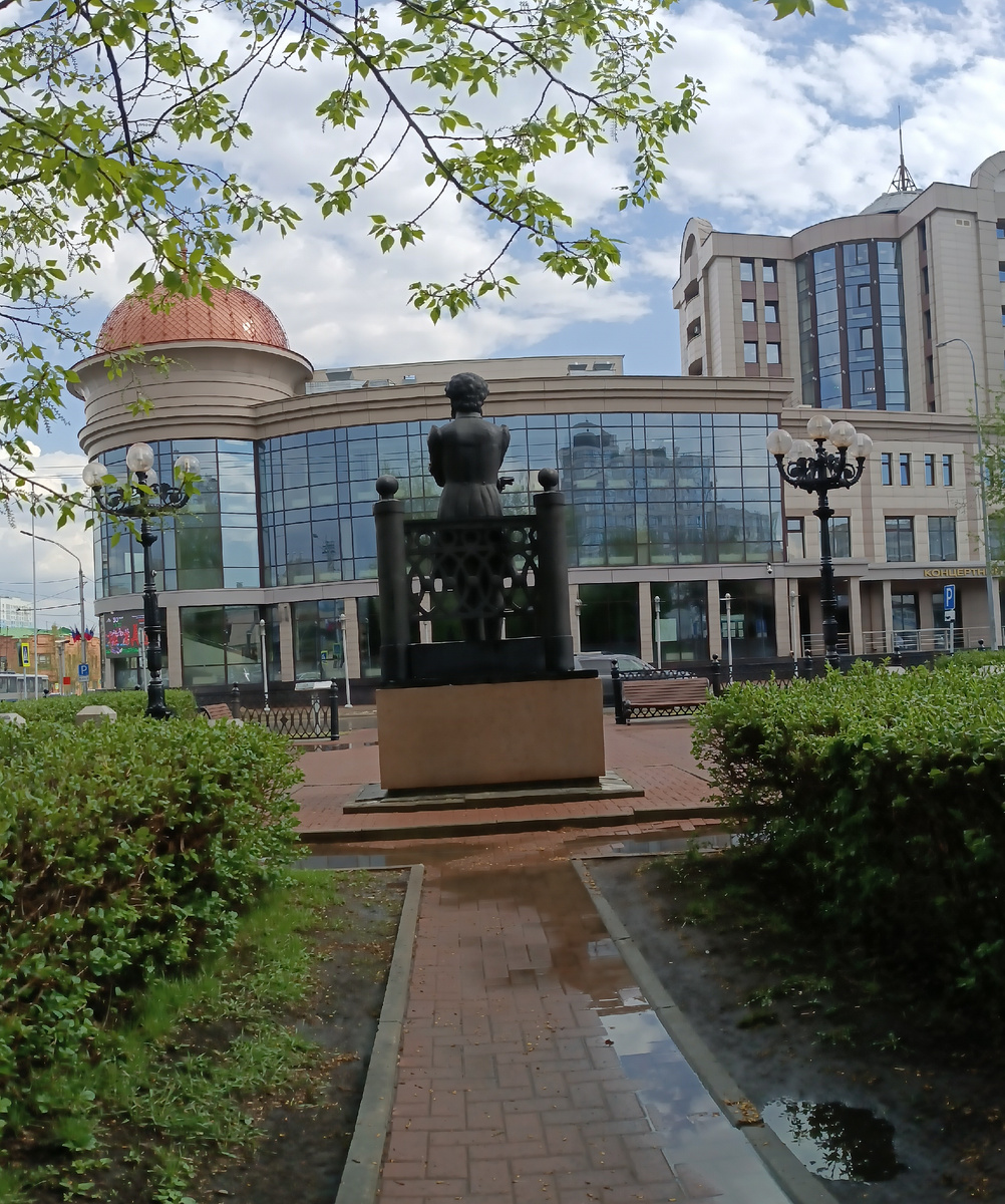 Где-то на просторах моего весеннего города. Фотография автора, апрель 2025 года. 