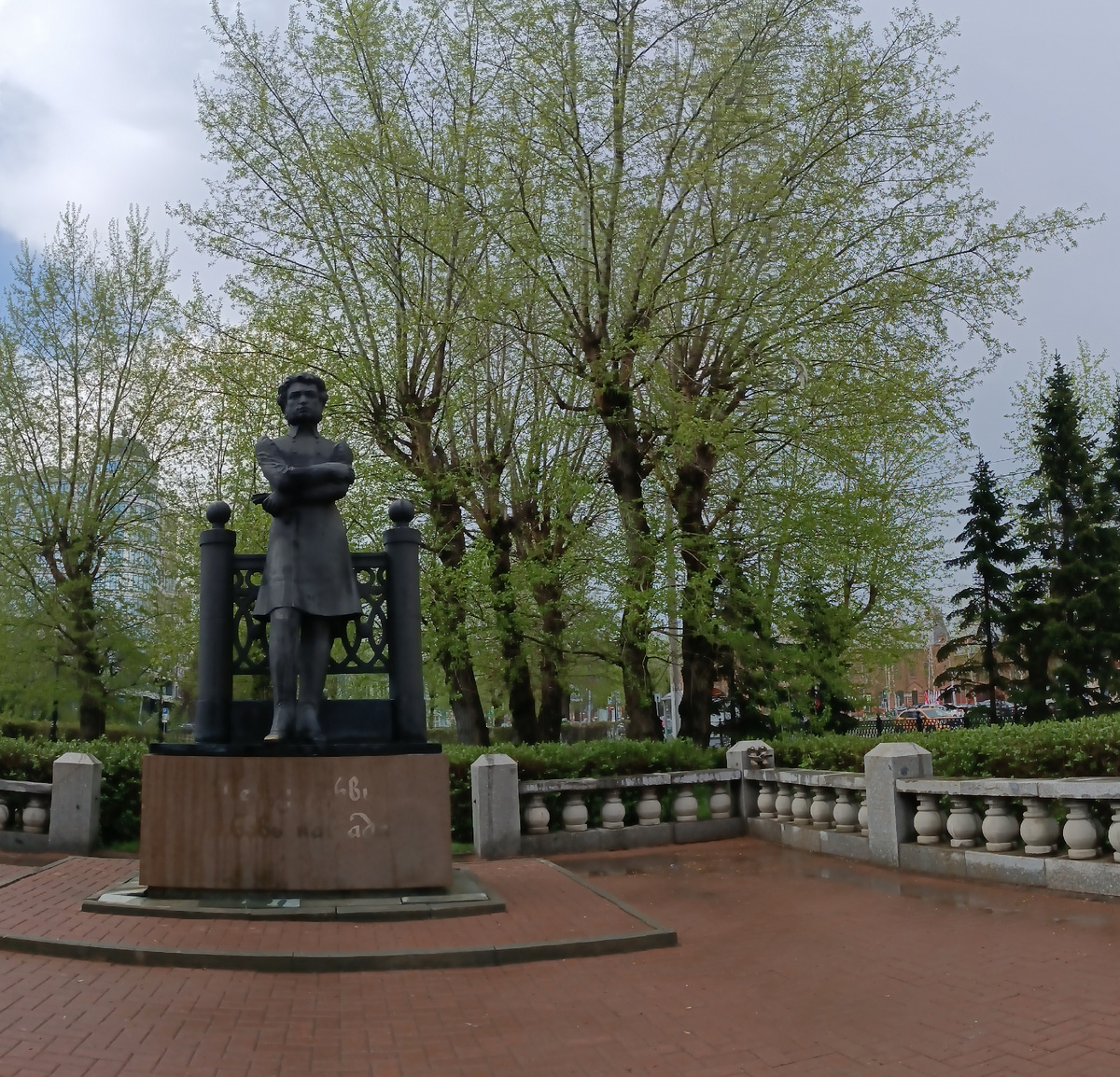 Где-то на просторах моего весеннего города. Фотография автора, апрель 2025. Смотри на небо, там плывут облака.... 😉