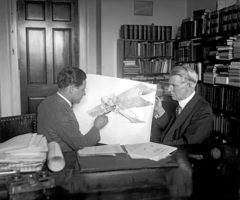 Лестер Барлоу рассказывает о своей разработке конгрессмену Чарльзу Карри