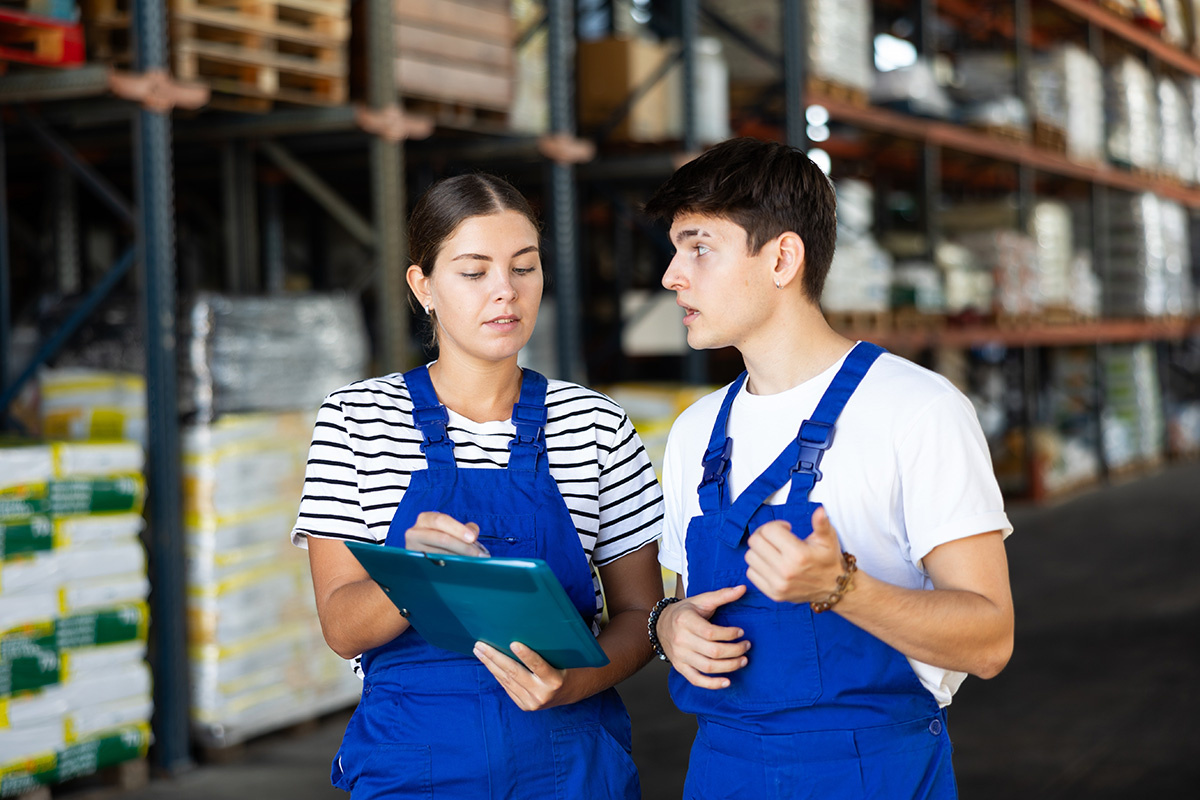    Трудовая миграция затрагивает разных людей, но чаще всего рабочих. Источник: Shutterstock
