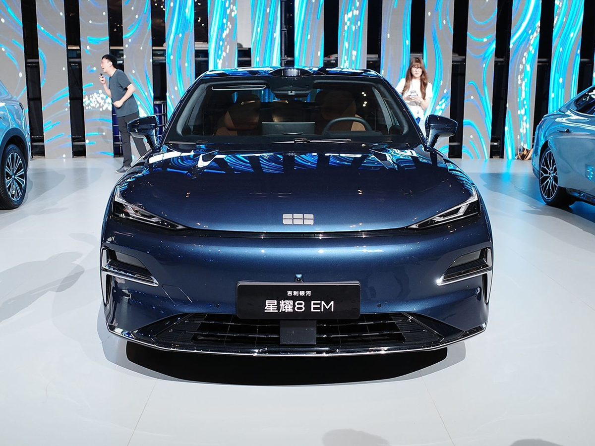 Дизайн передней части гибридного седана