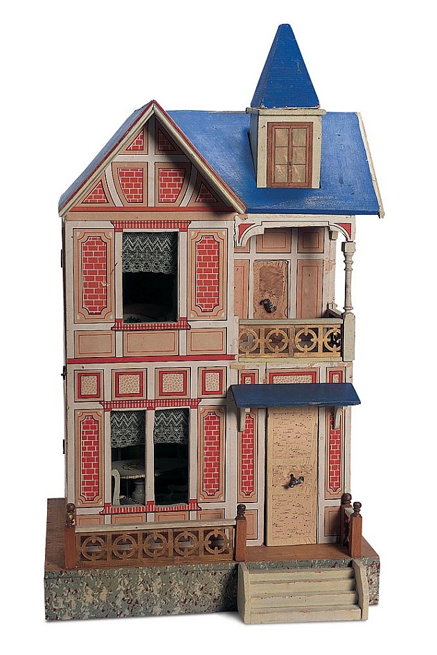 Деревянный двухэтажный кукольный домик с окрашенной синей крышей.  В доме есть все оригинальные внутренние обои на стенах и полу в свежем хорошо сохранившемся состоянии, а также оригинальные шторы на окнах. Внутри есть девять предметов мебели Gottschalk. Около 1900 года. Взято из открытых источников 
