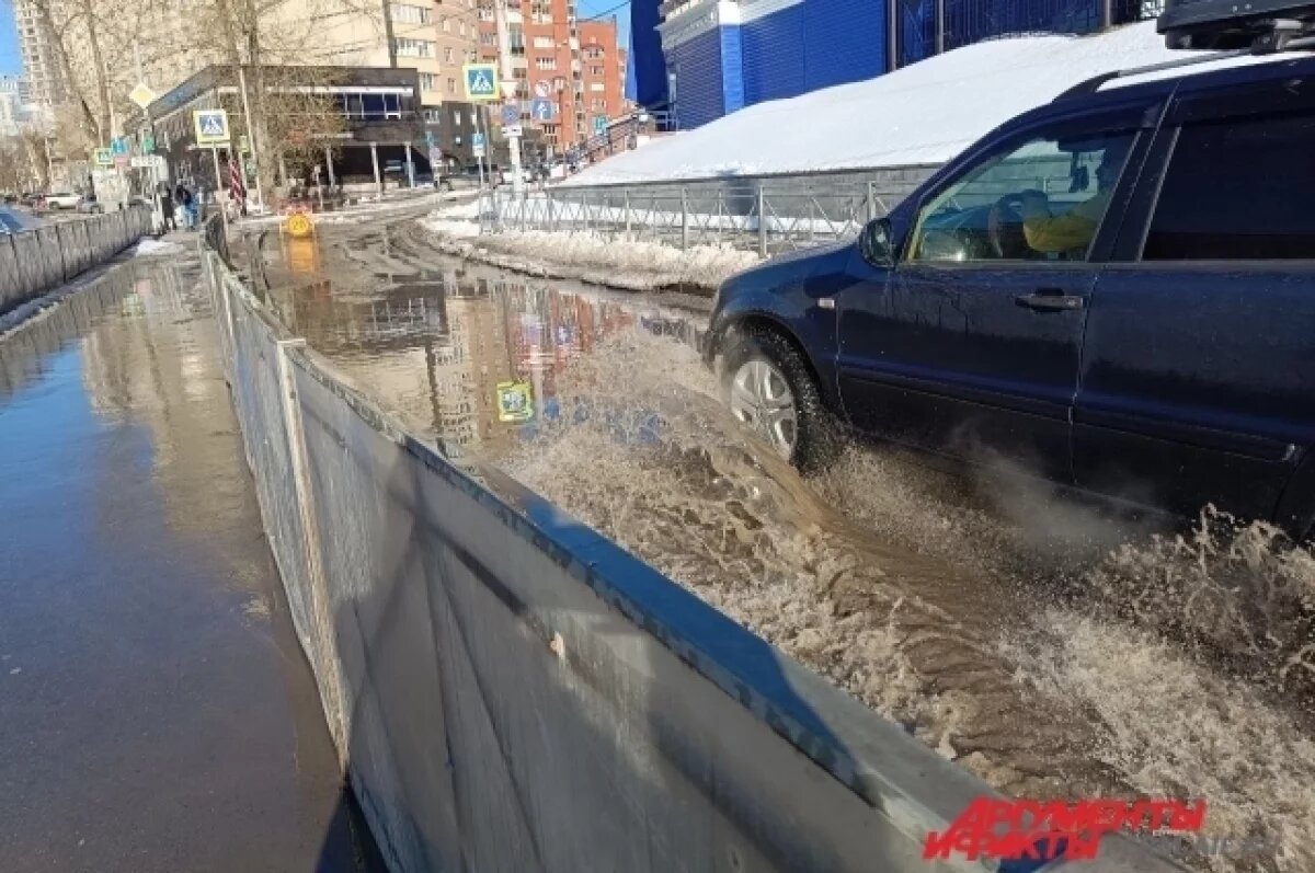   В Перми улицы затопило водой из-за таяния снега