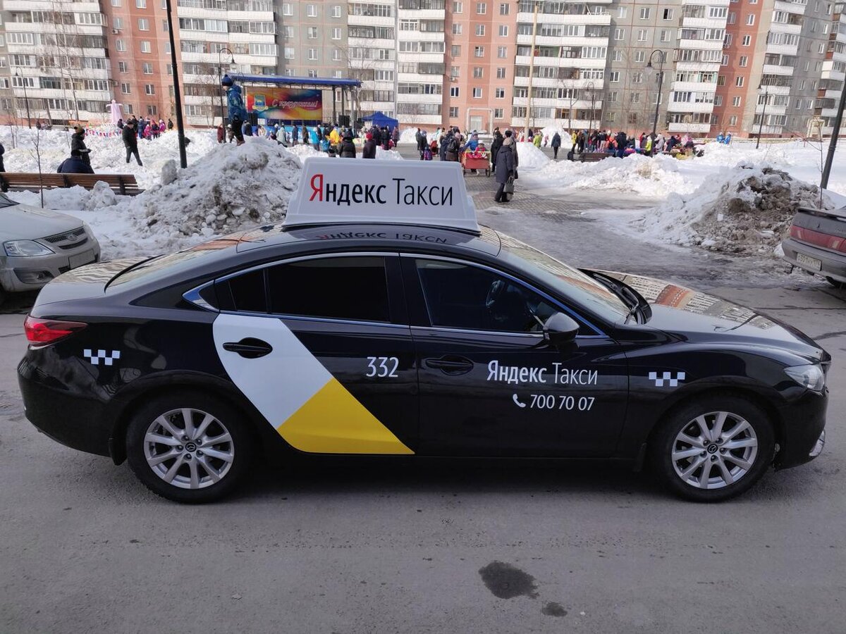 Вот та самая машина и магнитные наклейки, не желающие приклеиваться