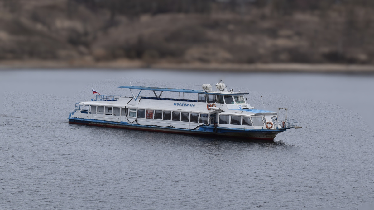 теплоход Москва-114 на переправе в Тутаеве.