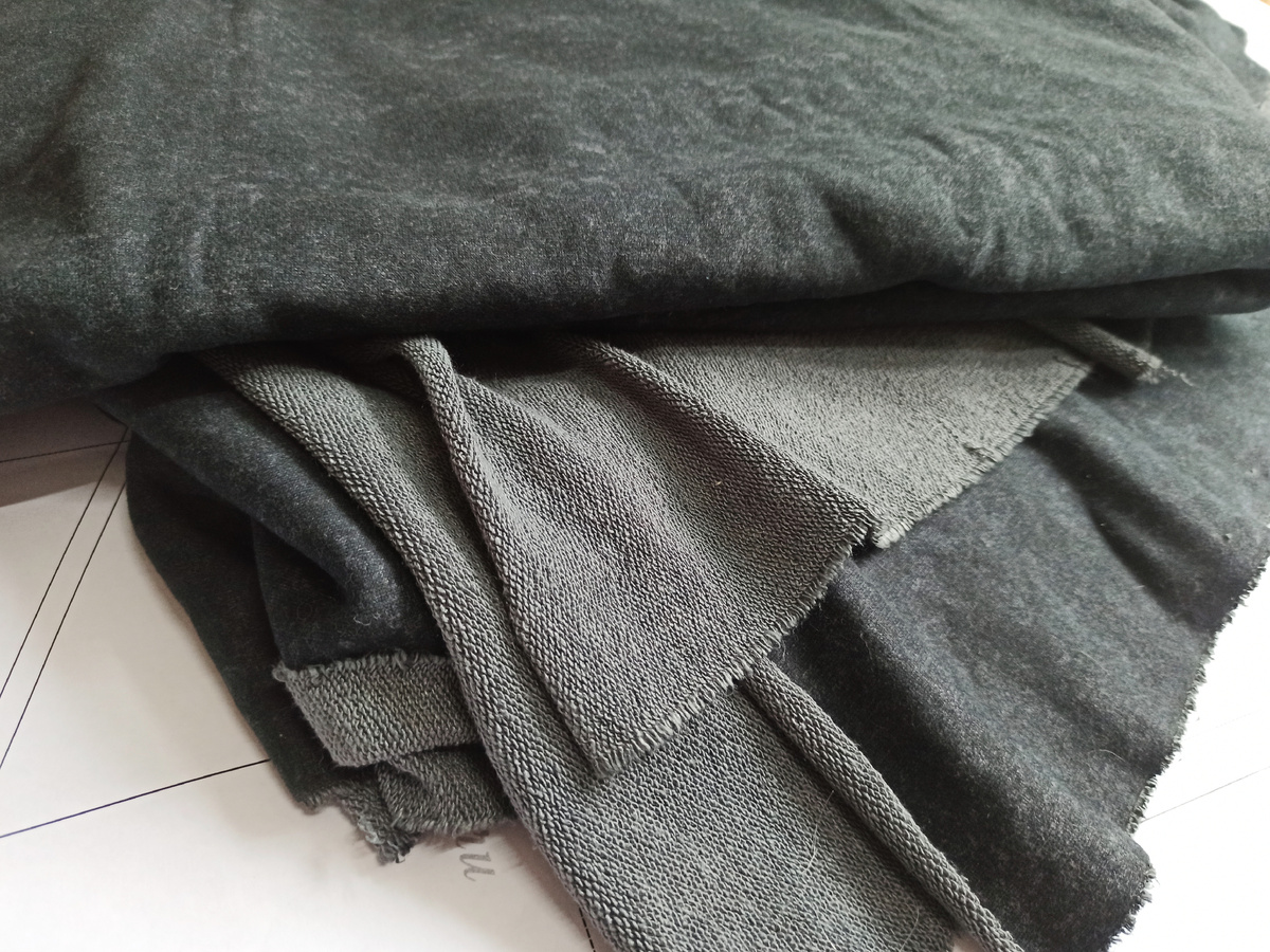 Этот насыщенный серый цвет может слинять при стирке