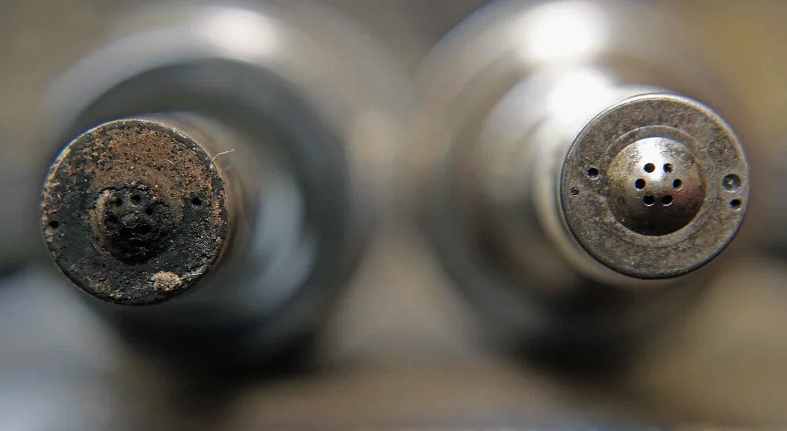 Левая форсунка с отложениями, а правая после промывки.