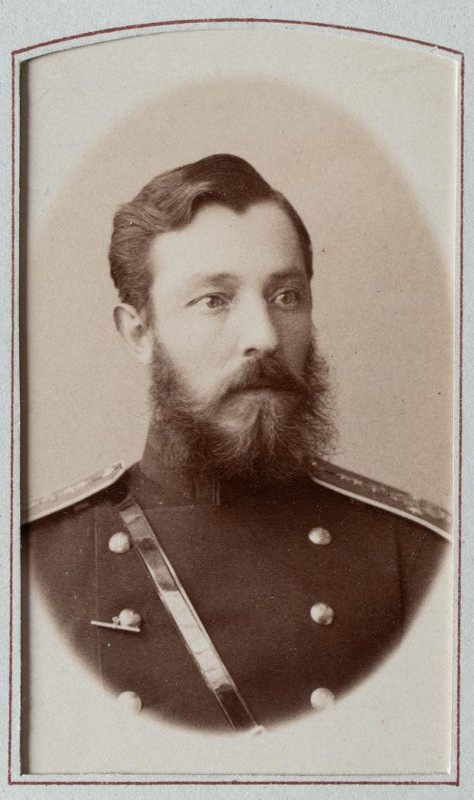 Штабс-капитан 12-го гренадерского Астраханского Его Величества полка Ястребцов (Ястребцев) Владимир Александрович (2.11.1854 -?). Из альбома «Альбом 12-го гренадерского Астраханского Его Величества полка. Том II». Датировка фото - скорее всего 1880-е годы, а не 1890-е годы, как указано на сайте Государственного исторического музея, так как в полковом списке он в чине штабс-капитана значится в 1887 году. https://catalog.shm.ru/entity/OBJECT/5742464?page=10&query=12-й%20гренадерский%20Астраханский%20полк&index=464 и https://www.ria1914.info/index.php/Ястребцов_Владимир_Александрович