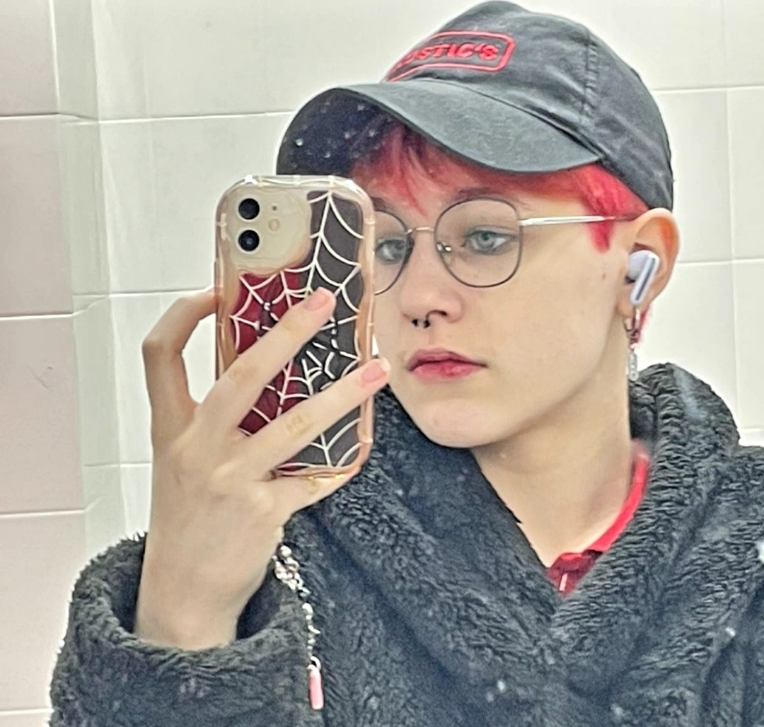 Работница наша, сказала, эту фотографию ставить