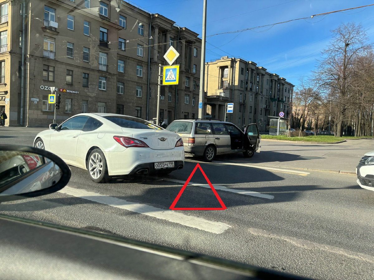 Разворачивался во дворе и задел другое авто, не заметил и уехал с места. Могут ли лишить прав водителя и что говорить ГИБДД
