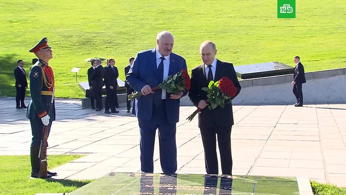    Путин и Лукашенко возложили венки к Вечному огню на Мамаевом Кургане в Волгограде