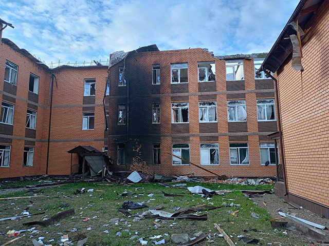    В селе Песчаном удар пришелся по зданию школы