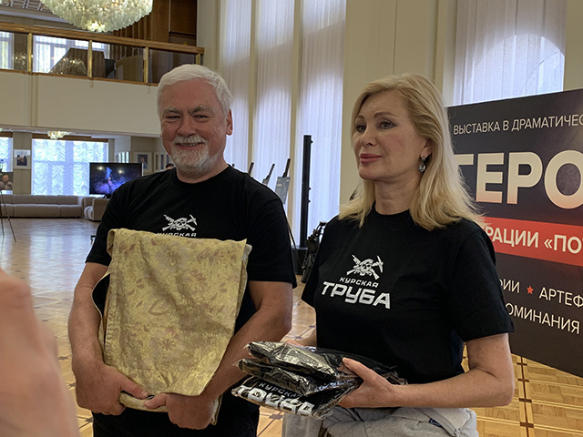    На выставку «Поток» в курском драмтеатре Вика и Вадим Цыгановы пришли в футболках с надписью «Курская труба»