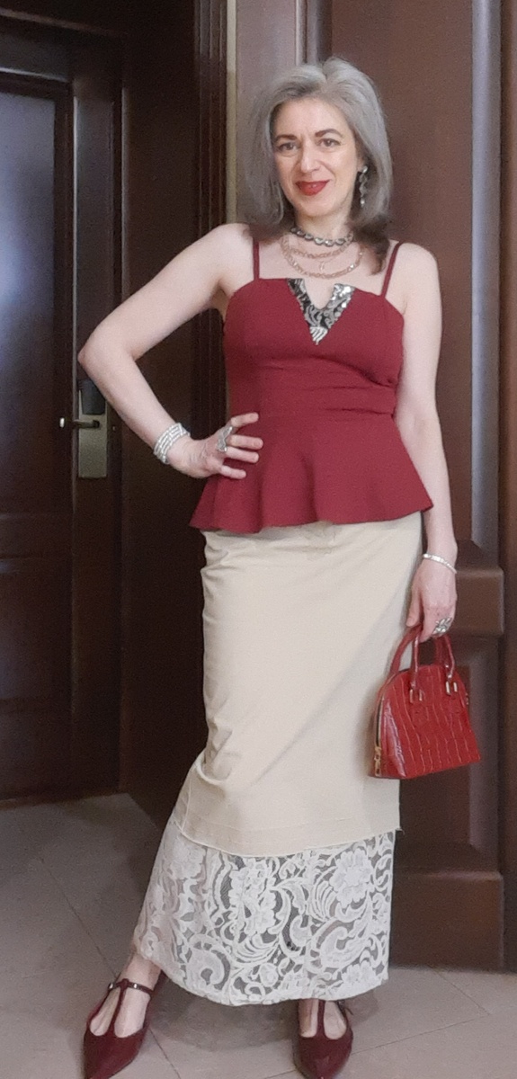 Топ с баской из трикотажной ткани.  Обожаю такие фасоны -- даже если нет талии, то баска её сделает.