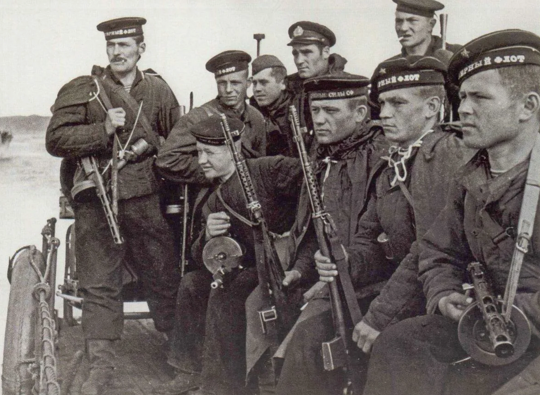 30 апреля 1940 года началось производство самой массовой предвоенной винтовки СССР - СВТ-40. Всего до войны было произведено более 1 млн единиц. В РККА её в основном не любили. Но она весьма ценилась у наших врагов по Второй Мировой. Фото архив МО РФ