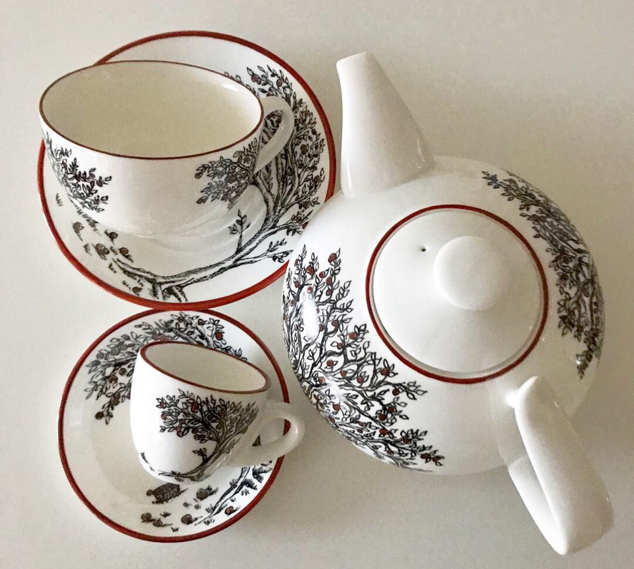 Объем большой чашки - 250 мл, кофейной - 90 мл