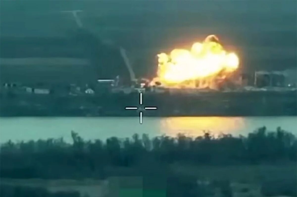    Удар авиационной бомбы ФАБ-1500.