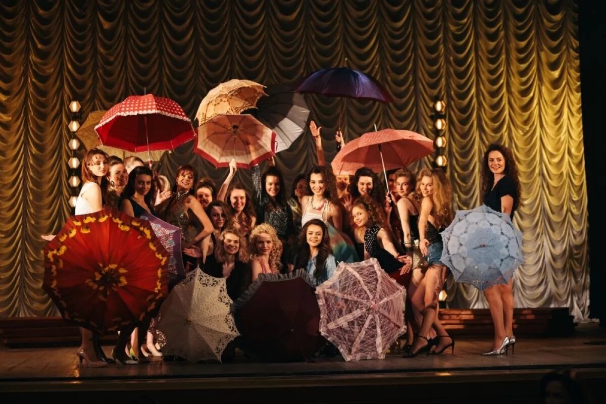    По сюжету, в 1989 году директор дома культуры Вера решила провести первый конкурс красоты в СССР.