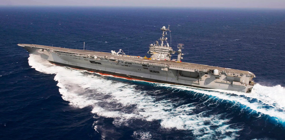 Фотография авианосца USS Harry S. Truman, совершающего крутой поворот