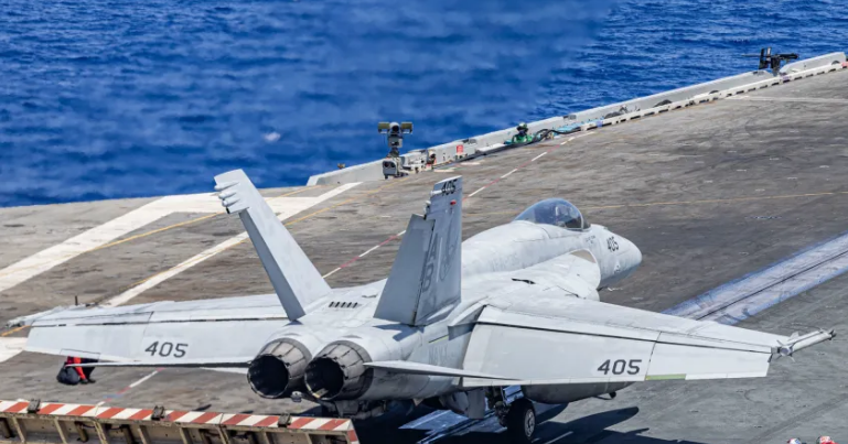 Истребитель F/A-18E, приписанный к 136-й ударной истребительной эскадрилье (VFA-136) «Рыцарские ястребы», готовится к запуску с авианосца USS Harry S. Truman