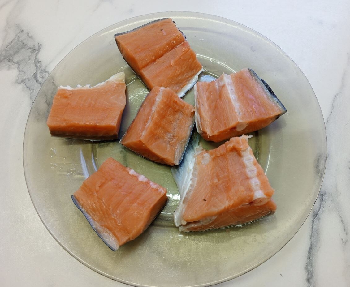 Вот на такие кусочки я разрезала хвостовую часть - по одному кусочку на порцию