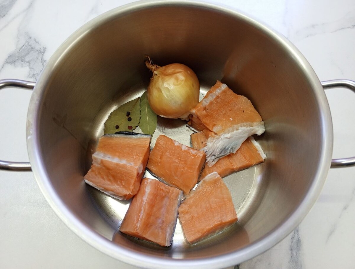 Уложить рыбу и специи в кастрюлю