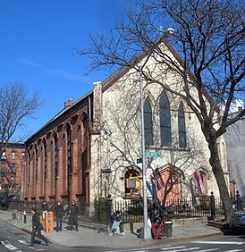 
Кафедральный собор БАПЦ в честь святого Кирилла Туровского в Бруклине, Нью-Йорк. (Источник: https://shaltnotkill.info/wp-content/uploads/2022/12/274px-cyril_of_turau_belarusan_orth_cathed_bond_st_jeh.jpg)