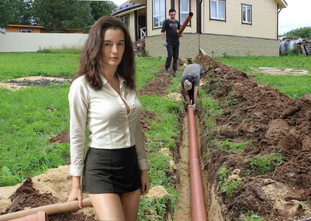 Моя помощница позирует на фоне монтажа выпуска канализации