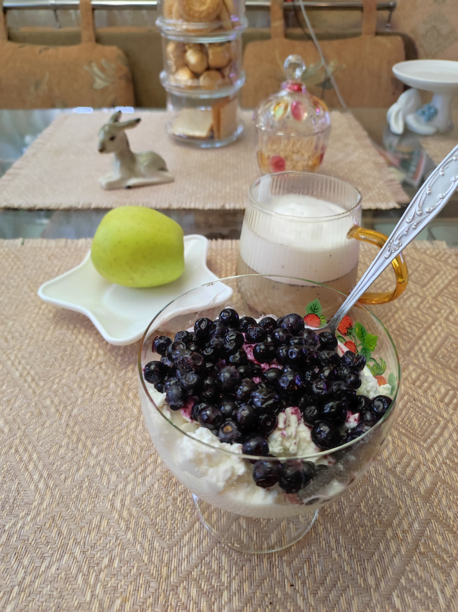 Творог с черникой, капучино, яблоко