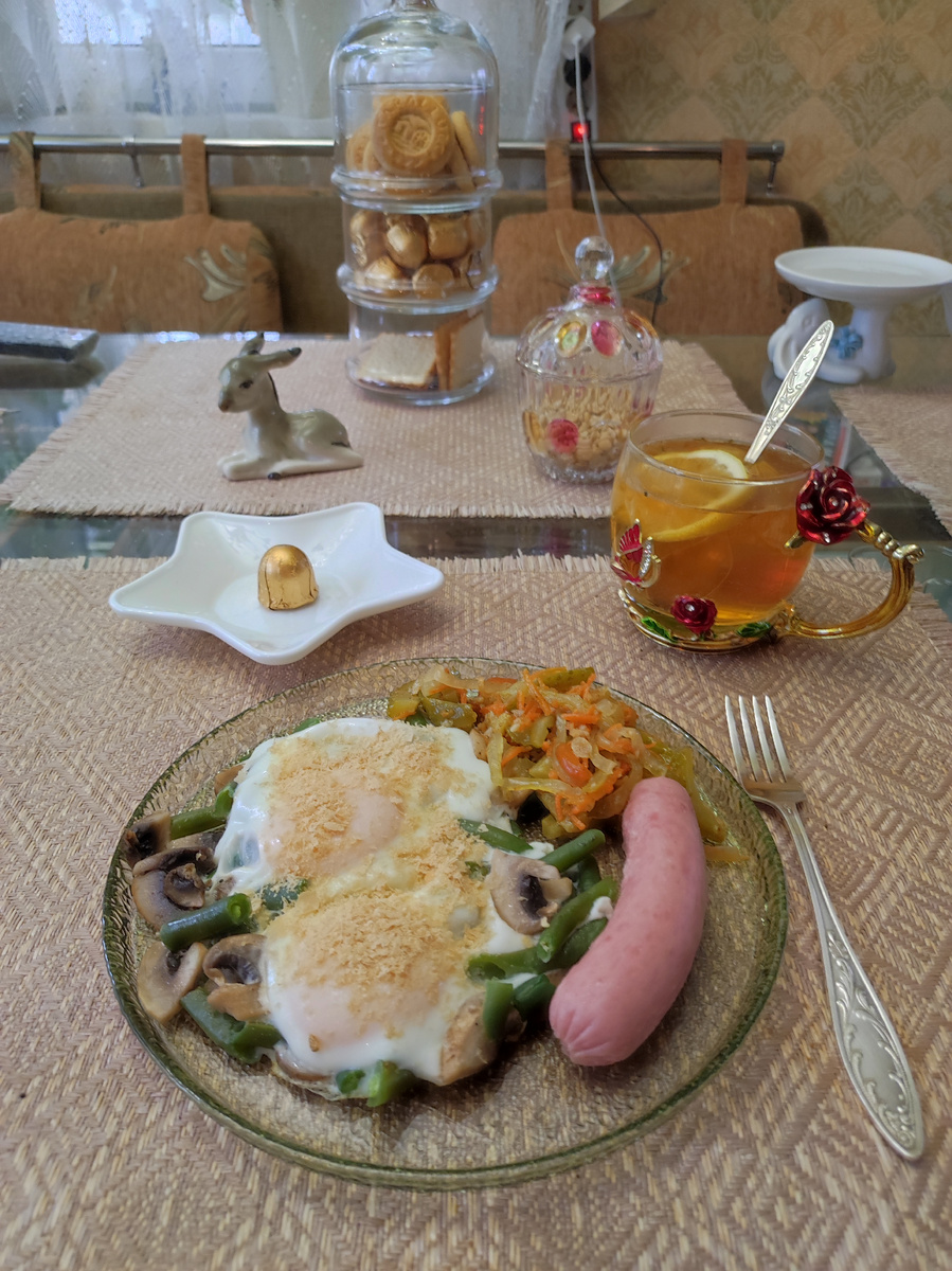Яичница с фасолью, шампиньонами , посыпала дрожжами, сосиска из индейки, огурцы по-корейски, чай с лимоном, конфета грильяж с кешью