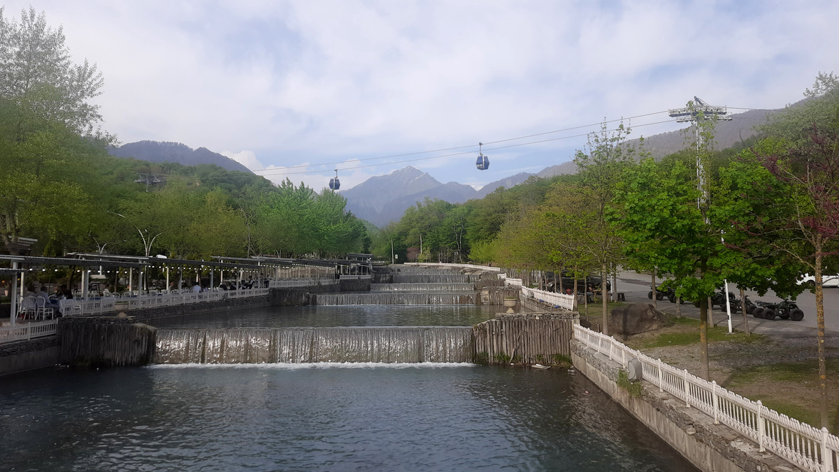 Вид на каскад и канатную дорогу в Габале