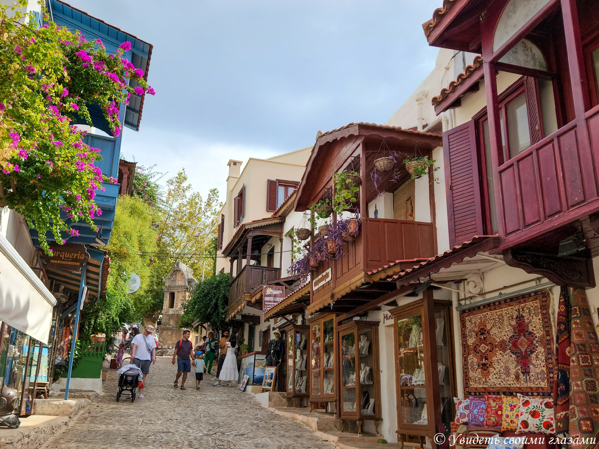 Старый город Каша. Среди колоритных домов можно отыскать древние гробницы