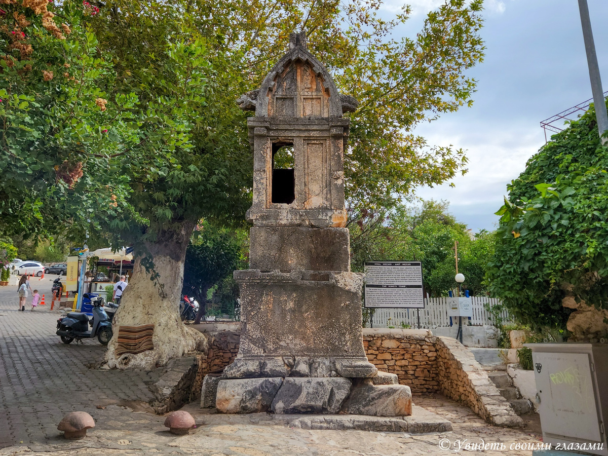 Королевская гробница в центре Каша