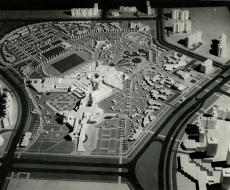 Макет комплексного освоения парка Молодежный. В нем планировалось строительство Дворца детей и юношества в составе детских художественной и музыкальной школ, школы юных натуралистов, дворца пионеров и школьников с обсерваторией. Обсерватория - это башенка с куполом в центре комплекса зданий дворца. На месте построенного позднее храма планировалось возвести стадион. Фотография из архива Анатолия Жмакина.  