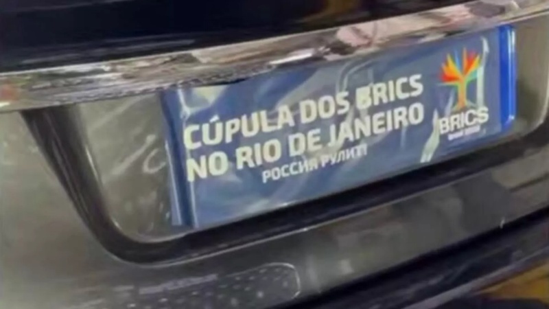    Лавров прибыл на заседание БРИКС на машине с надписью «Россия рулит!»