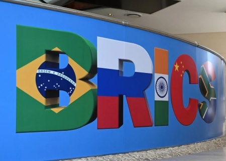    Лавров прибыл на заседание БРИКС на машине с надписью «Россия рулит!»