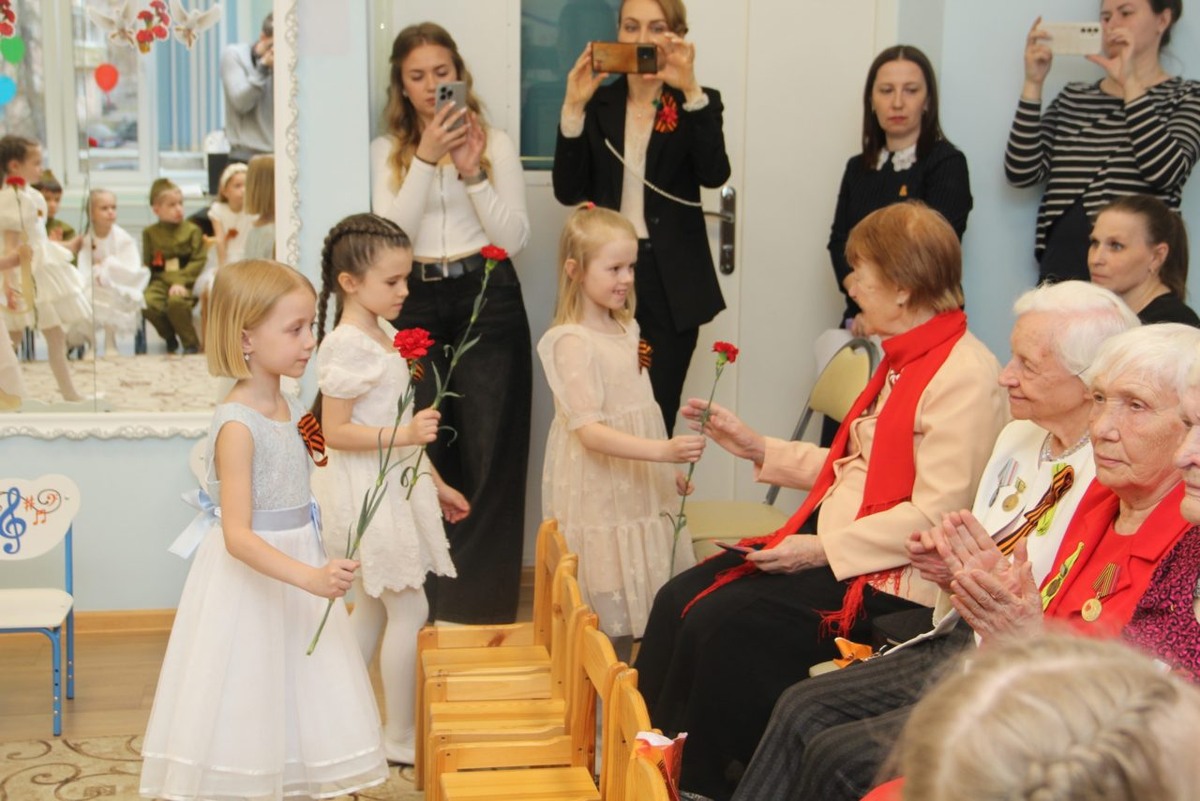    Воспитанники детсада Петрозаводка поздравили ветеранов с 80-летием Победы. Фото: Пресс-служба Петросовета