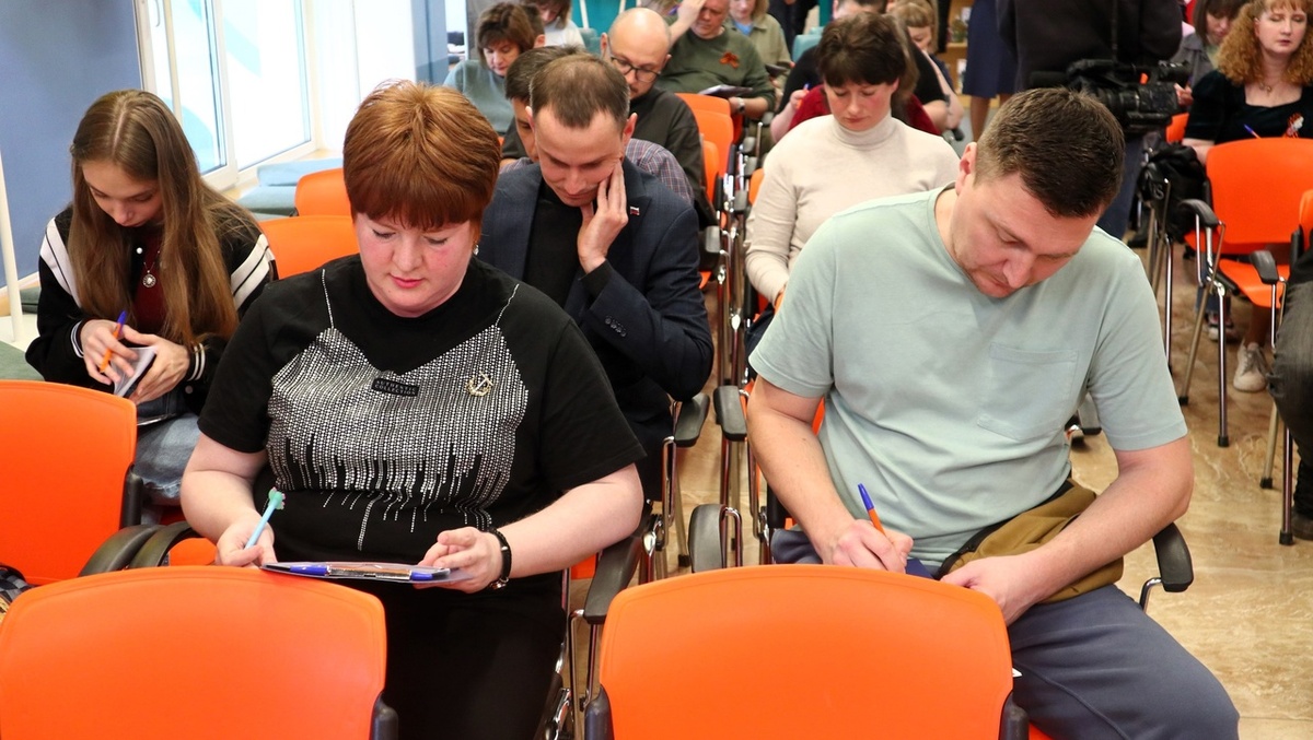 Финалисты семейного библиомарафона пишут диктант «Города-герои Великой Победы»
