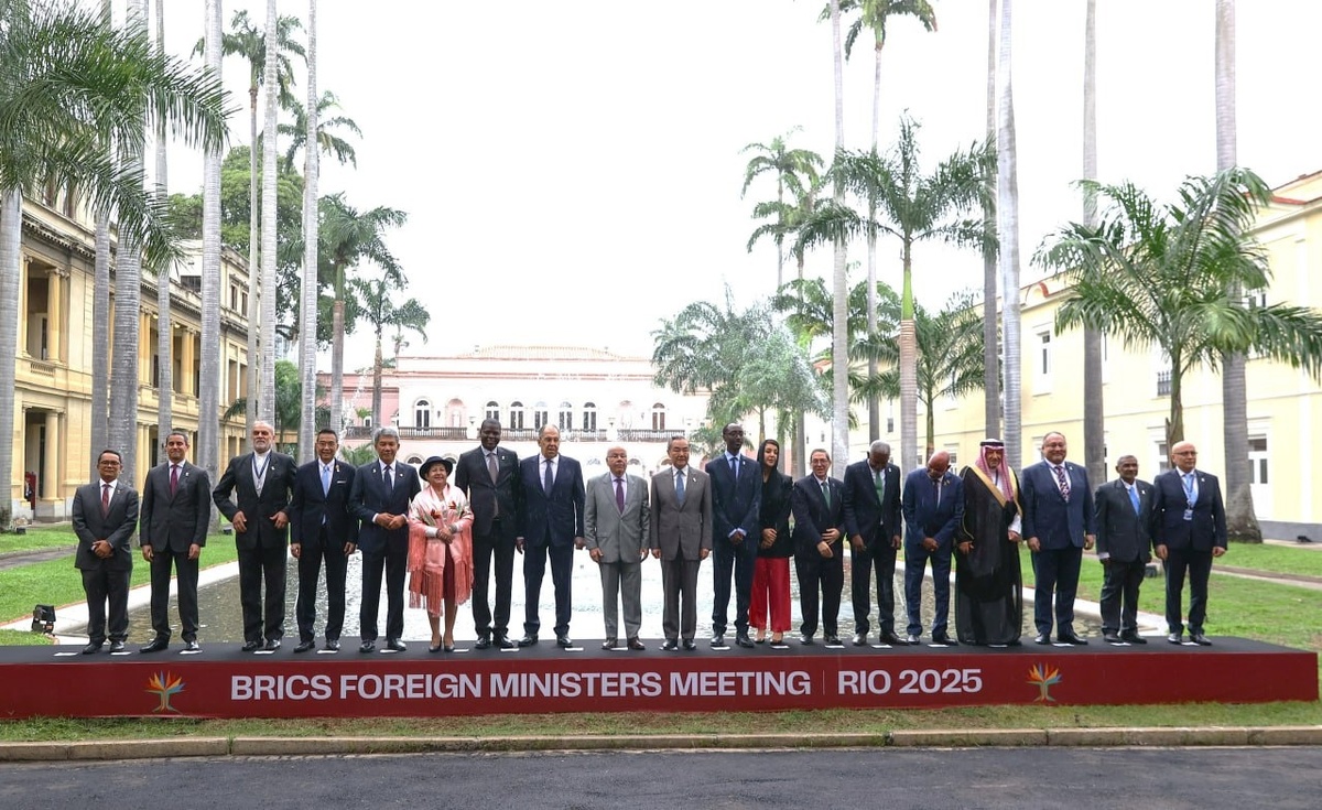 Семейное фото министров. Семья БРИКС теперь большая и охватывает большую часть земного шара. В деньгах, людях, ресурсах и территории.