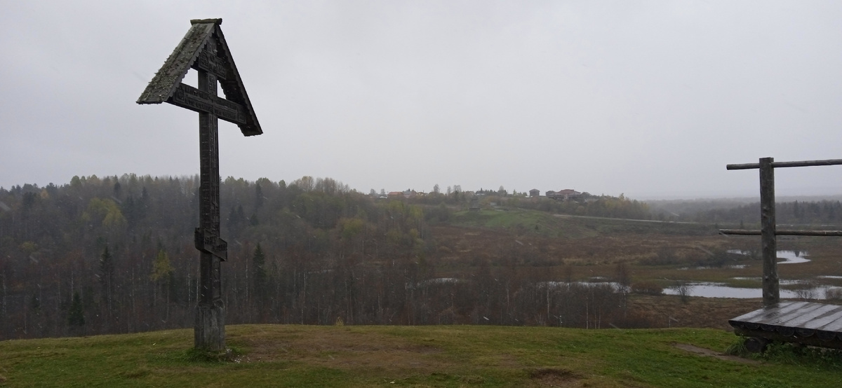 Обетный крест в Мезенском секторе музея деревянного зодчества «Малые Корелы». Это копия  креста из деревни Козьмогородская, сооружённого в 1899 году на берегу реки Мезени.