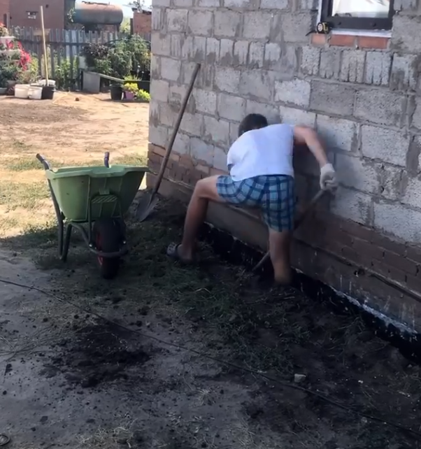 Выкапываю небольшую траншею 