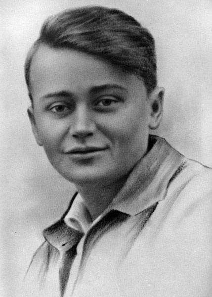 Олег Васильевич Кошевой (1926-1943 гг).
Герой Советского Союза (1943 год, посмертно).