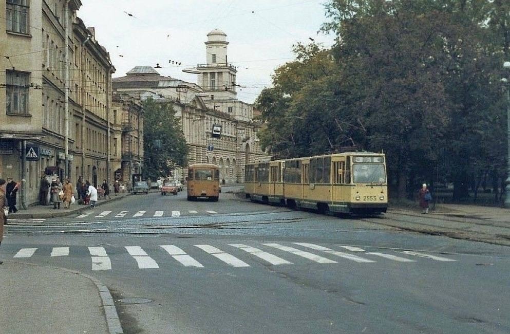 На углу проспекта Максима Горького и улицы Олега Кошевого. 1985 год.