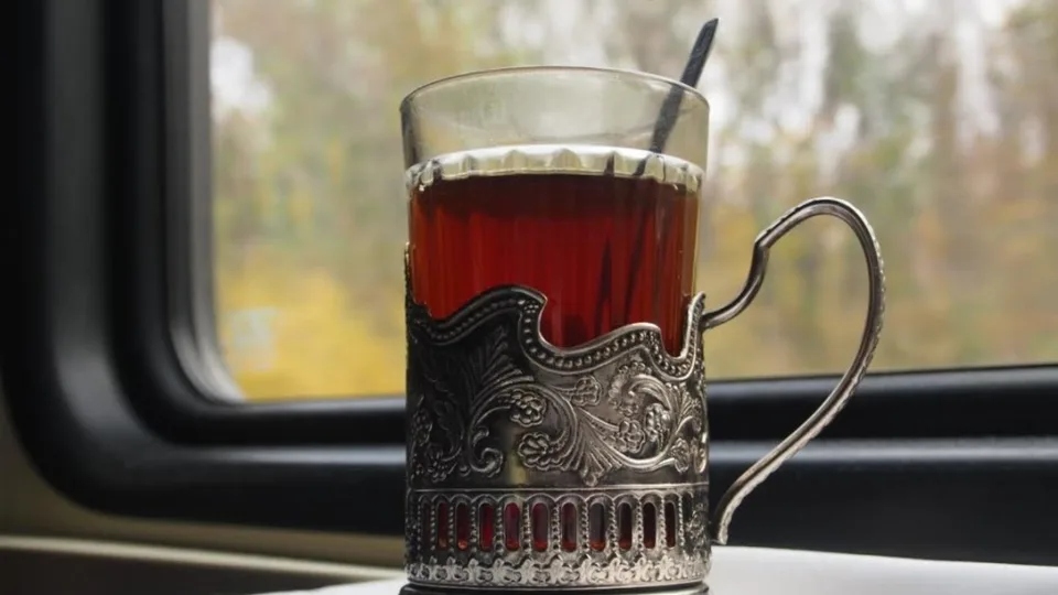 Чай в подстаканнике - неотъемлемая часть путешествия на поезде в России, вызывающая ностальгические чувства.